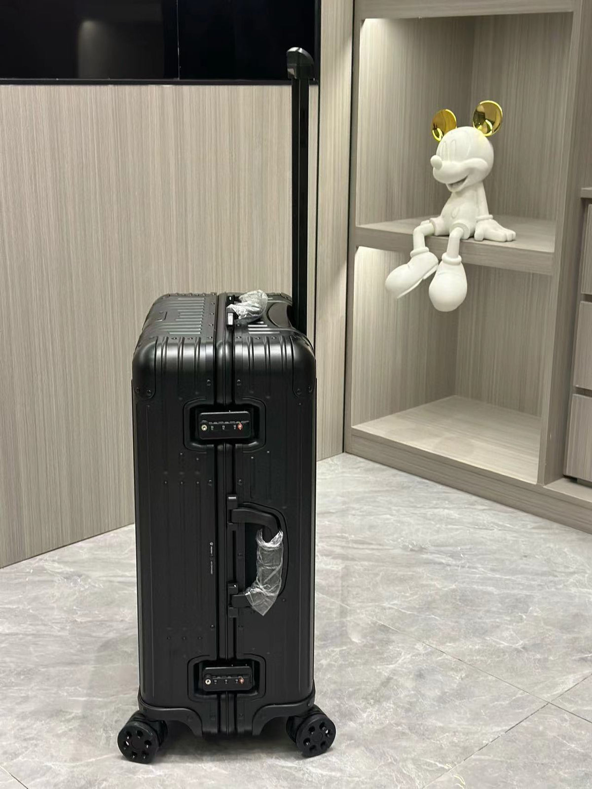 Sleek Matte Black Hardshell Spinner Suitcase for Travel