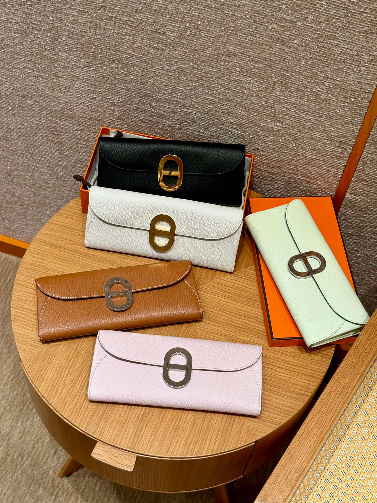 Luxury Leather Long Wallet with Elegant Oval Clasp - Multiple Colors