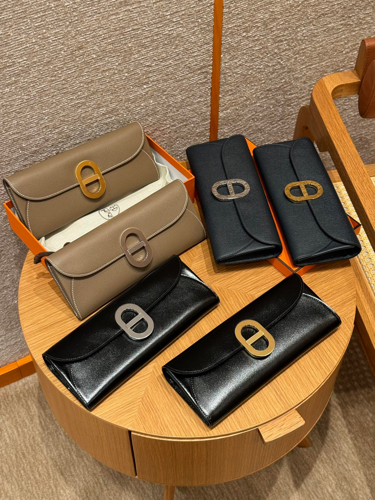 Luxury Leather Long Wallet with Elegant Oval Clasp - Multiple Colors